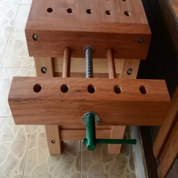BANCADA PARA CARPINTEIRO ESPECIAL EM MADEIRA MACIÇA 02 PORTAS, 4 GAVETAS COM CHAVE 2,00 X 0,60 X 0,85
