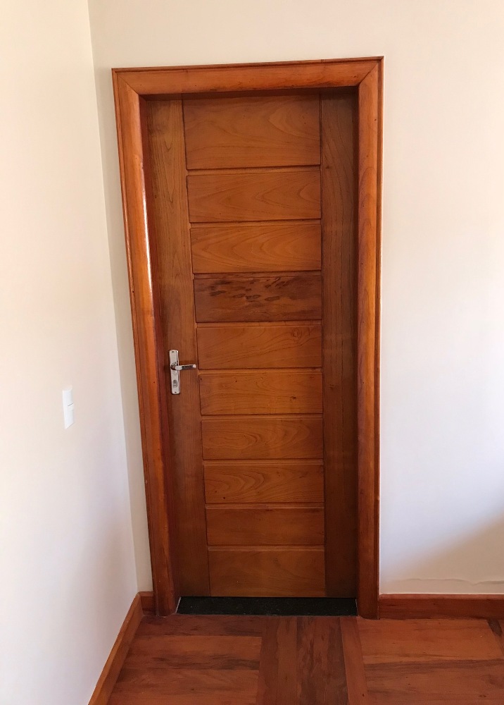 Porta de madeira maciça horizontal de 90 cm larg (almofada estreita)